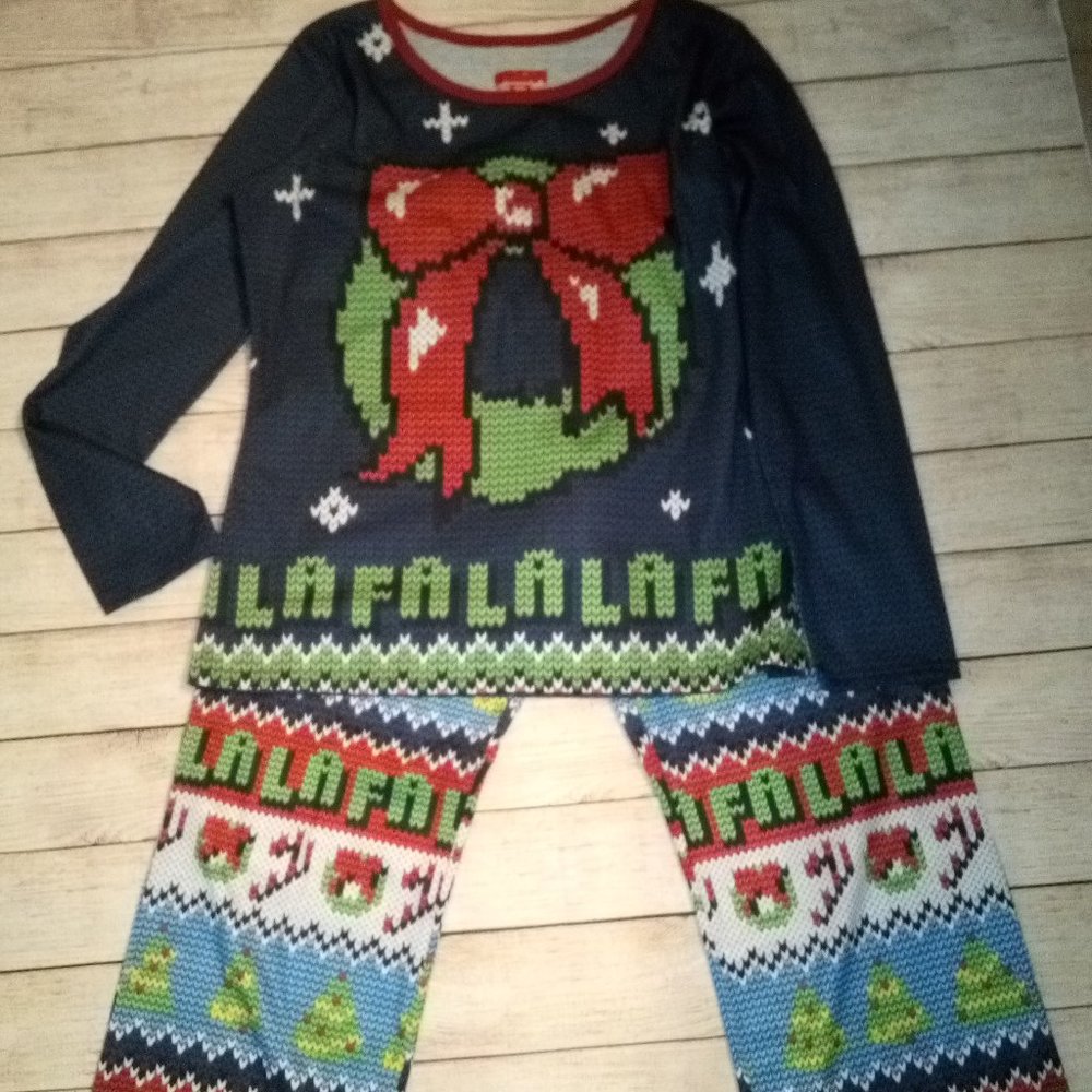 NWT Womens Christmas Holiday Pajamas Size M.